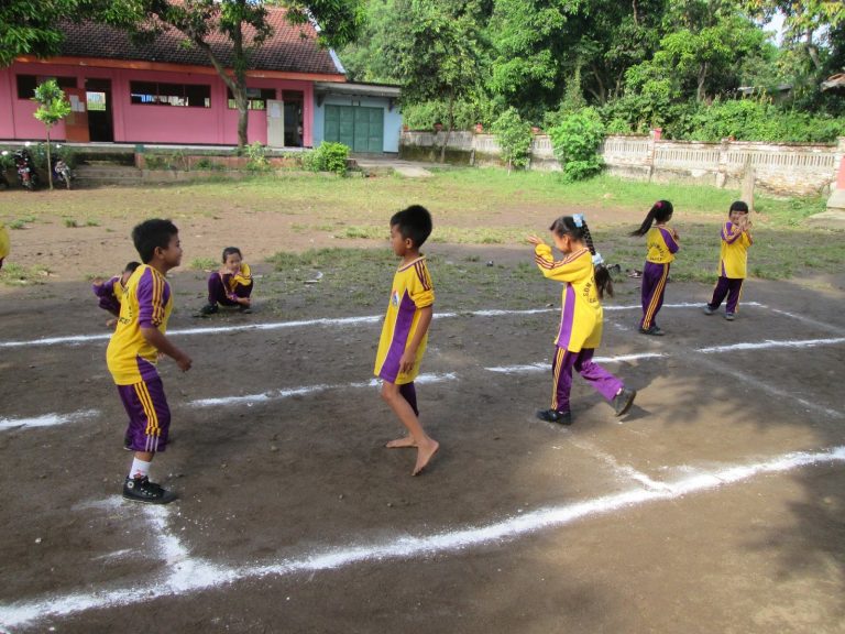 Mengasah Kepekaan Sosial Anak Lewat Permainan  APPLE TREE 