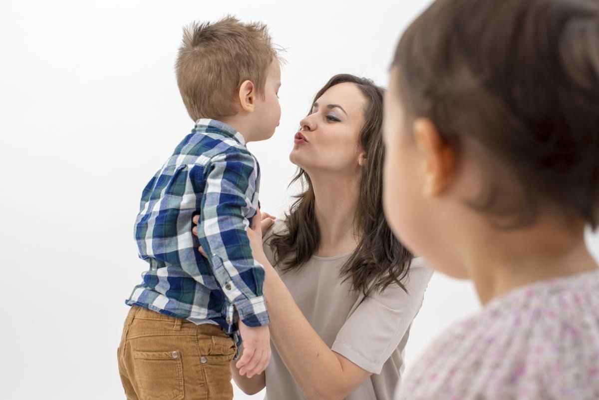 Mother says to her son. Тётя со стороны матери. Молодые мамы при детях. Сын использует мать.